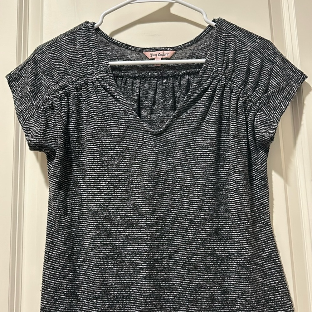 Juicy Couture Women ruched V-neck fine ribbed top short sleeve scoop hem size XS